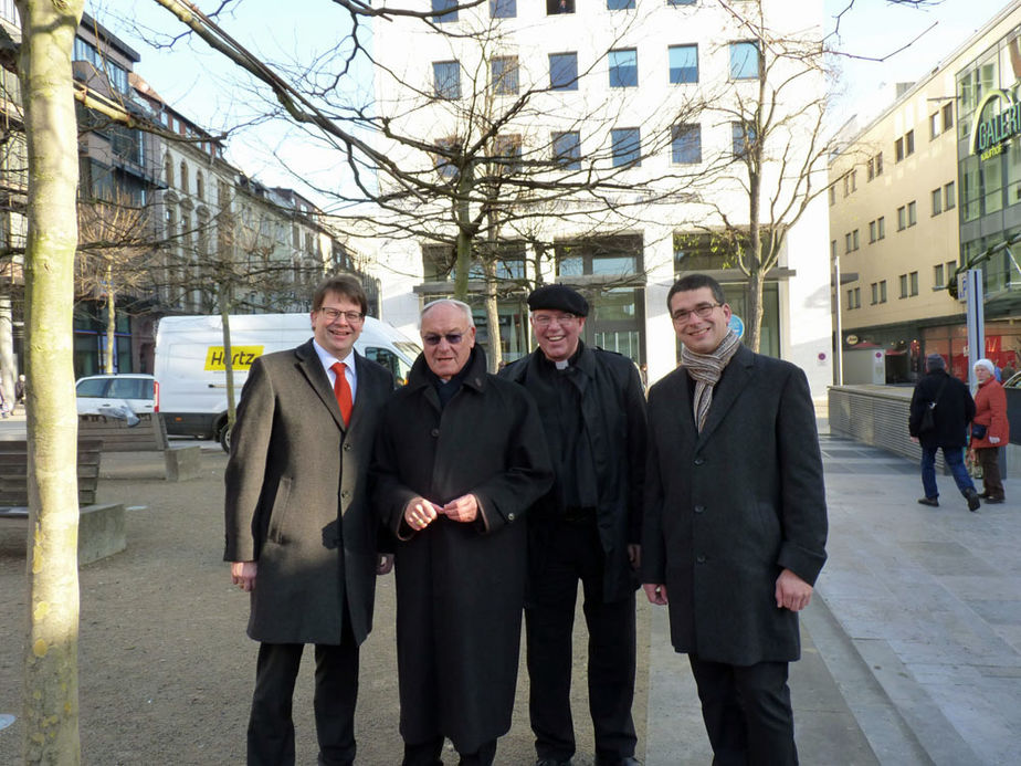 Dr. Heiko Wingenfeld Ob Fulda, Bischof Heinz Josef Algermissen, Weihbischof Prof. Dr. Karlheinz Diez und Kaplan Florian Böth (Bischöflicher Sekretär)(Foto: Karl-Franz Thiede)